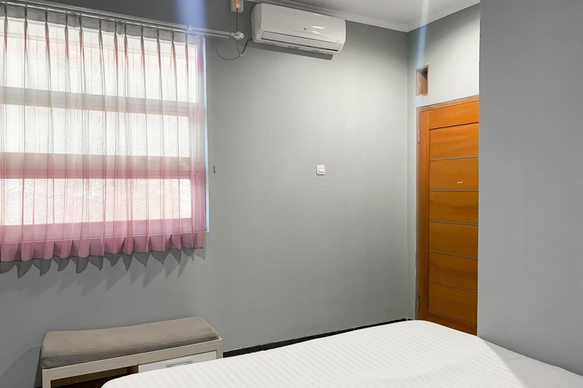 Karins Guesthouse Syariah Redpartner Бандунг Екстериор снимка