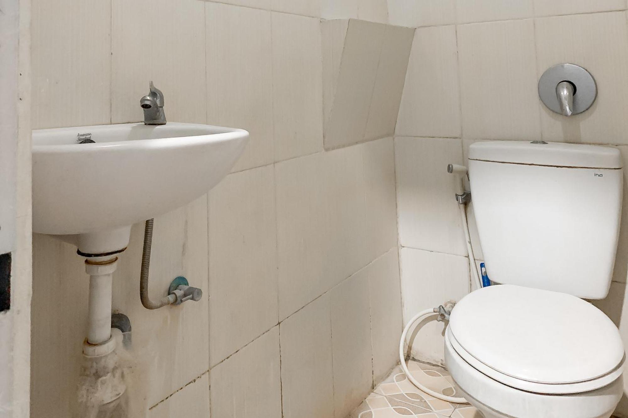 Karins Guesthouse Syariah Redpartner Бандунг Екстериор снимка