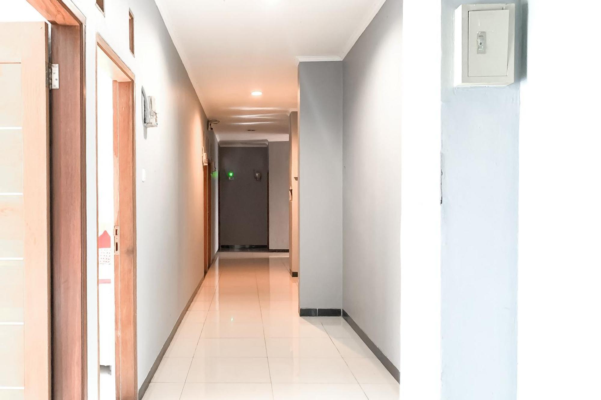 Karins Guesthouse Syariah Redpartner Бандунг Екстериор снимка