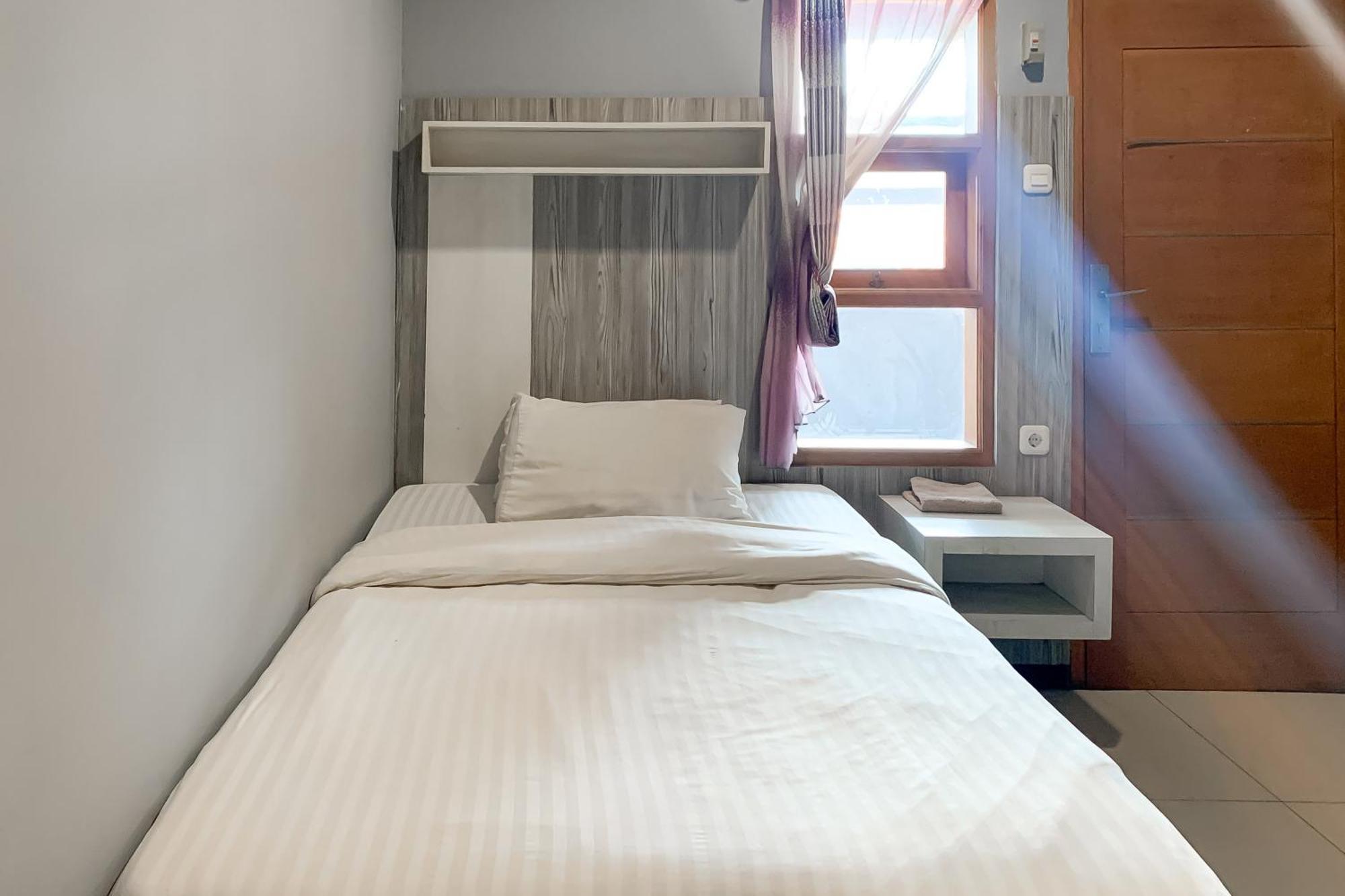 Karins Guesthouse Syariah Redpartner Бандунг Екстериор снимка