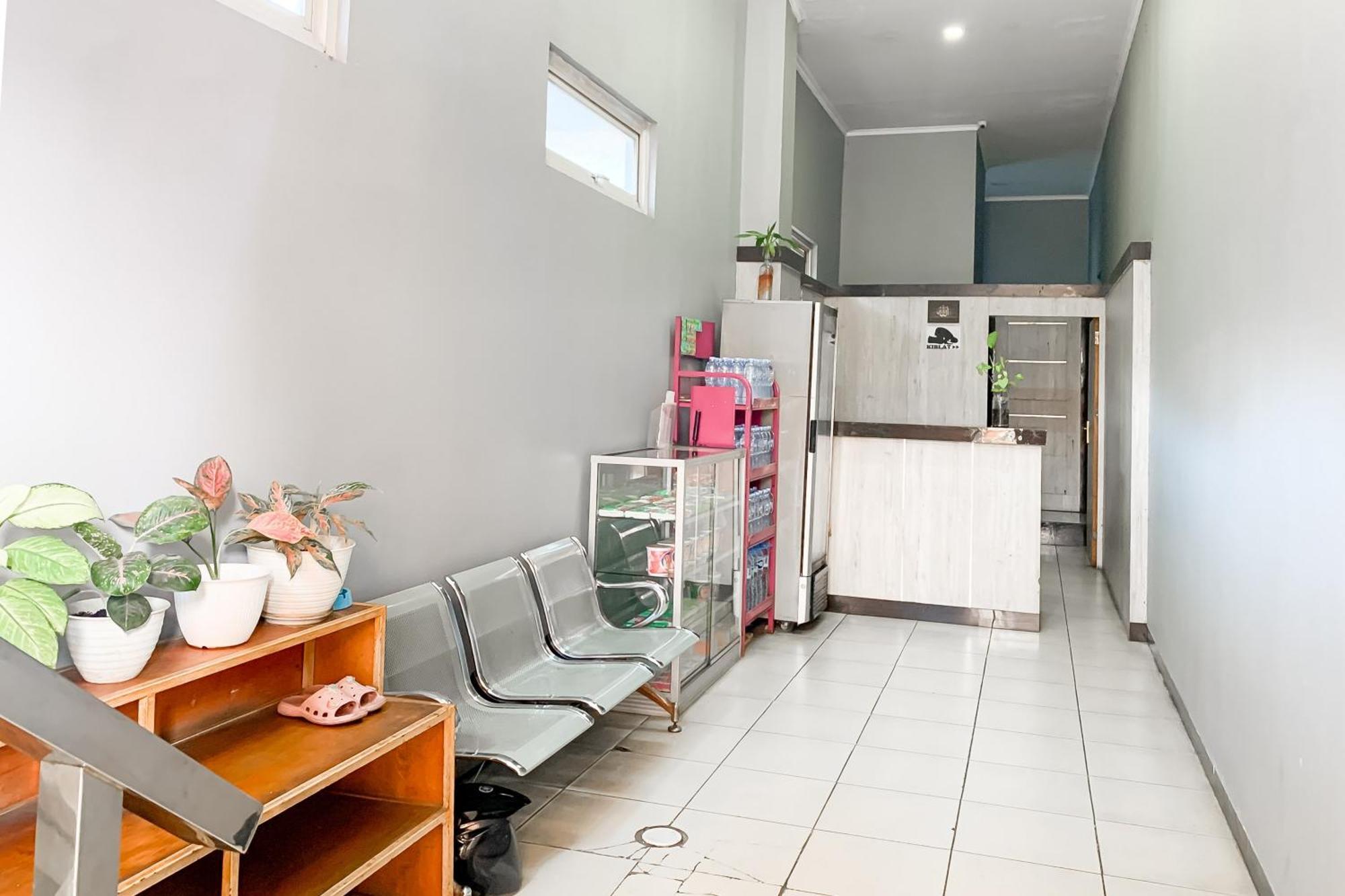 Karins Guesthouse Syariah Redpartner Бандунг Екстериор снимка