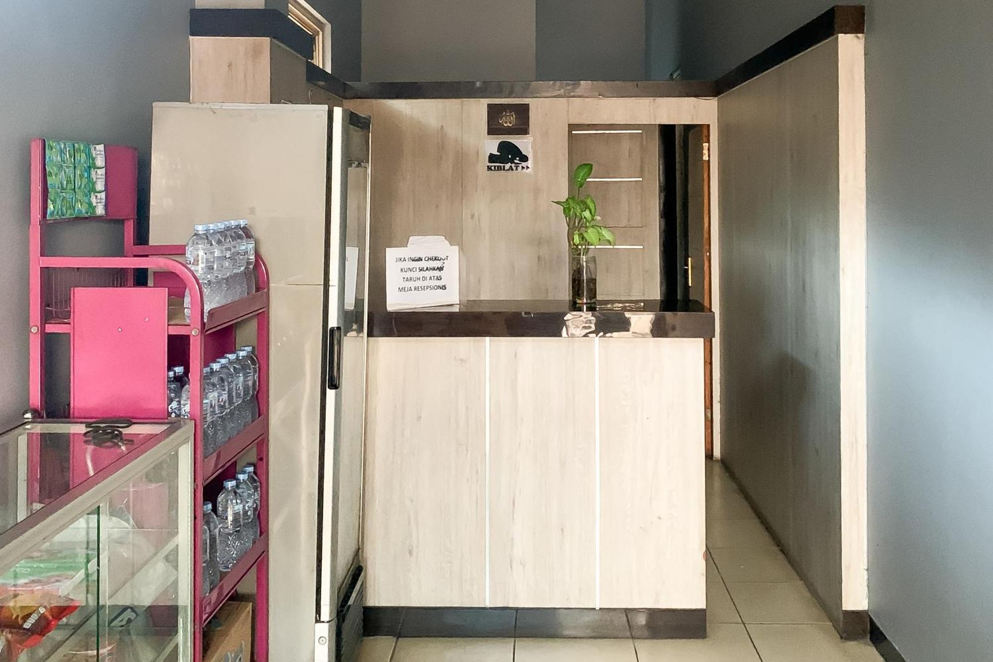 Karins Guesthouse Syariah Redpartner Бандунг Екстериор снимка